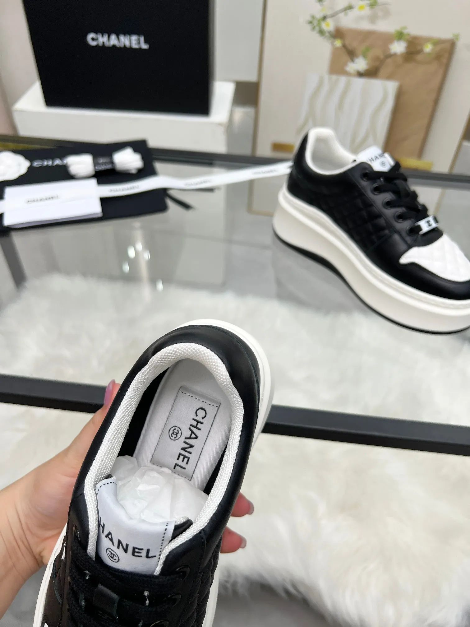 👟👟Ex-factory price 480👟👟 CHANEL 25C spring and summer new sports shoes official website is available at the same time ❤️ Counter out-of-stock kings. Major bloggers are recommending new styles on social days. This season’s new styles are simply eye-catching and look great on the feet. The casual casual sports style is refreshing and natural, interpreting Chanel’s fashionable femininity. The overall customization makes all sports models on the market at that time obsolete. This series is now available for sale! The upper is made of custom imported pebbled calf leather ➕ custom frosted calf leather. The lining is made of original one-to-one professionally customized mesh. Hardware accessories. Original full set of molds (not common in the market). Original custom molded TPU combination outsole. Height 4 cm. Women's size 35-39.